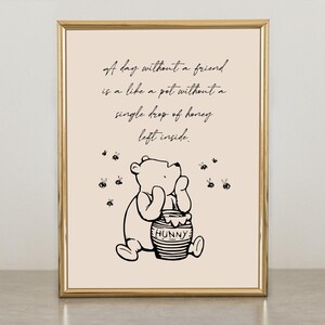 Könnte beinhalten: Ein gerahmter Druck mit einer Winnie-the-Pooh-Illustration. Das Schwarz-Weiß-Bild zeigt Winnie mit einem Honigtopf und Bienen, begleitet von dem Zitat: "Ein Tag ohne Freund ist wie ein Topf ohne einen einzigen Tropfen Honig darin."