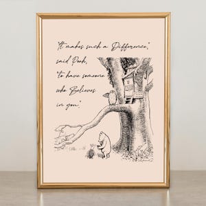 Può includere: Una stampa incorniciata con un'illustrazione in bianco e nero di Winnie the Pooh e Pimpi. L'opera d'arte include una citazione: "It makes such a Difference, said Pooh, to have someone who Believes in you." La stampa è in una cornice dorata.