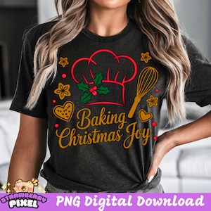 Puede incluir: Camiseta gris oscuro con un diseño festivo. El gráfico presenta un gorro de chef rojo, un batidor y las palabras "Baking Christmas Joy" en dorado. Elementos adicionales incluyen acebo, estrellas, corazones y galletas de jengibre.