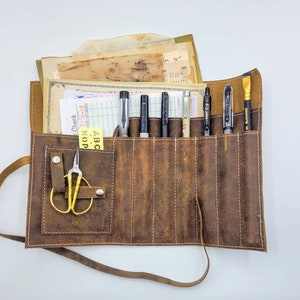 Beunruhigt Leder Bleistift/Pen Wrap Fall Gefüllt Mit Stiften und Ephemera für Junk Journaling, Travelers Notebook oder Planer