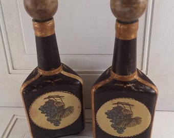 Decantadores de vidrio antiguos forrados en cuero, estilo rústico.