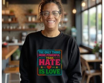 Liefde is krachtiger dan haat, png PNGEgg | Motievencitaat sublimatieontwerp | Digitale download van shirt