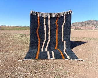 Handgefertigter Beni Mrirt Wollteppich: Abstrakter Berber Stil, Rost Orange & Creme