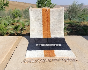 Handgewebter marokkanischer Wollteppich mit Streifen in Creme, Orange und Schwarz