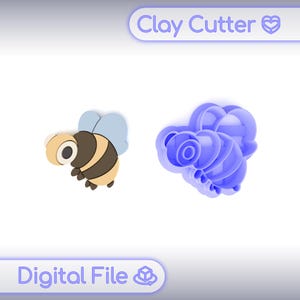 Puede incluir: Una abeja de dibujos animados y un cortador de arcilla azul con forma de abeja. La abeja es amarilla, marrón y azul claro. El cortador de arcilla es azul claro. El texto "Clay Cutter" y "Digital File" están en la imagen.