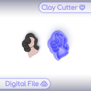 Puede incluir: Un cortador de arcilla y un archivo digital de un perfil de mujer. El cortador de arcilla es un molde de plástico azul claro con forma de perfil de mujer. El archivo digital muestra un perfil de mujer con cabello oscuro y tono de piel claro. El texto "Clay Cutter" y "Digital File" son visibles.