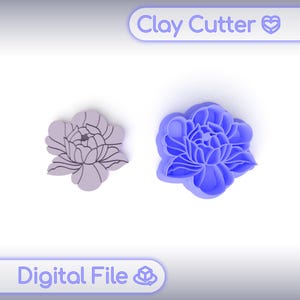 Könnte beinhalten: Zwei Pfingstrosen-Ton-Ausstecher. Einer ist ein hellvioletter Umriss, der andere ist einfarbig blau. Der Text "Clay Cutter" und "Digital File" befindet sich im Bild.
