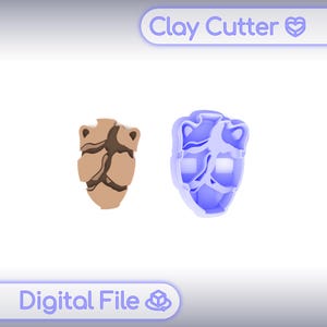 Könnte beinhalten: Ein Ton-Ausstecher und ein fertiges Tonstück in Form einer Amphore. Der Ton-Ausstecher ist hellblau und das fertige Stück ist beige mit braunen Details. Die Wörter "Clay Cutter" und "Digital File" sind im Bild.