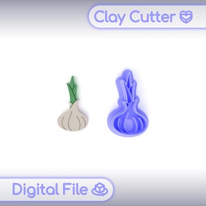 Pode incluir: Um arquivo digital com um cortador de argila e um modelo de argila acabado de uma cebola. O cortador de argila é azul vibrante, enquanto o modelo de argila é bege com detalhes em verde e branco. O texto "Clay Cutter" e "Digital File" são exibidos.