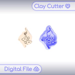Puede incluir: Dos cortadores de arcilla, uno beige y otro azul, con forma de canguro y cría. El cortador beige es una forma sólida, mientras que el cortador azul es un marco. El texto en la parte superior dice "Clay Cutter" y en la inferior "Digital File".