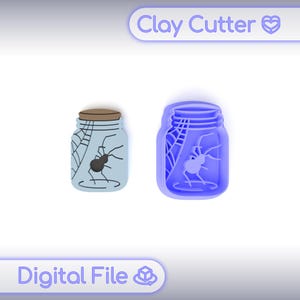 Op de afbeelding: Twee Halloween-kleisnijders. Eén is een pot met een spinnen- en webontwerp, en de andere is een blauwe potvormige snijder. De woorden "Clay Cutter" en "Digital File" staan in de afbeelding.