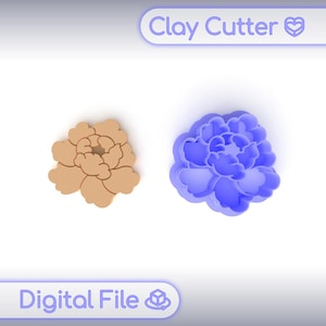 Pode incluir: Dois cortadores de argila em forma de peónia, um bege e outro azul, são exibidos sobre um fundo branco. A parte superior da imagem tem o texto "Clay Cutter" e a inferior o texto "Digital File".