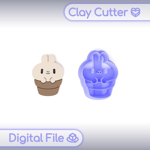 Könnte beinhalten: Ein blauer Ton-Ausstecher und ein fertiges Tonstück in Form eines Häschens in einem Topf. Das fertige Stück ist beige und braun. Der Text "Clay Cutter" und "Digital File" ist im Bild enthalten.