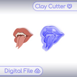 Peut inclure: Un emporte-pièce et un fichier numérique d'une bouche avec des crocs et une longue langue. L'emporte-pièce est bleu, et la bouche est rouge avec des dents blanches et une langue rose. Le texte "Clay Cutter" et "Digital File" sont visibles.