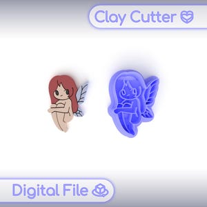 Puede incluir: Un cortador de arcilla azul y una figura de arcilla terminada de un hada. El hada tiene el pelo rojo, piel clara y alas azules. El cortador tiene forma de hada. El texto "Clay Cutter" y "Digital File" son visibles.