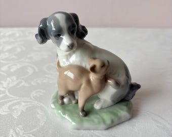 リヤドロの「ナオ」 - 犬と猫の調和 - 品番1048。上質なスペイン製磁器