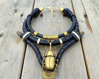 Collar de escarabajo egipcio: cuero negro, detalles dorados, símbolo de protección