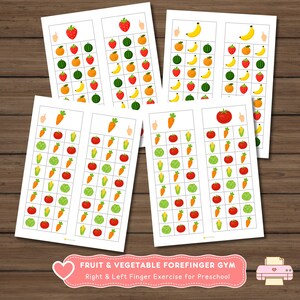 Può includere: Quattro fogli di attività stampabili con griglie di illustrazioni colorate di frutta e verdura, tra cui fragole, banane, arance, angurie, carote, pomodori, mais e lattuga, con piccole icone di dita per esercizi di tracciamento.
