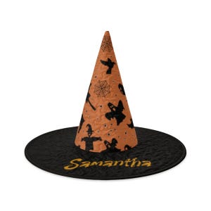 Pode incluir: Um chapéu de bruxa cónico em tecido laranja com um padrão preto de fantasmas, aranhas, teias e espantalhos. A aba preta larga é acolchoada com uma textura ondulada e apresenta o nome Samantha bordado numa fonte cursiva amarela.