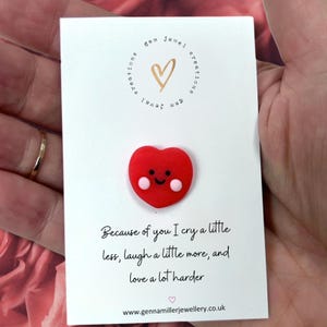 Preciosa tarjeta con mensaje sincero y un abrazo de bolsillo: un regalo considerado para los seres queridos
