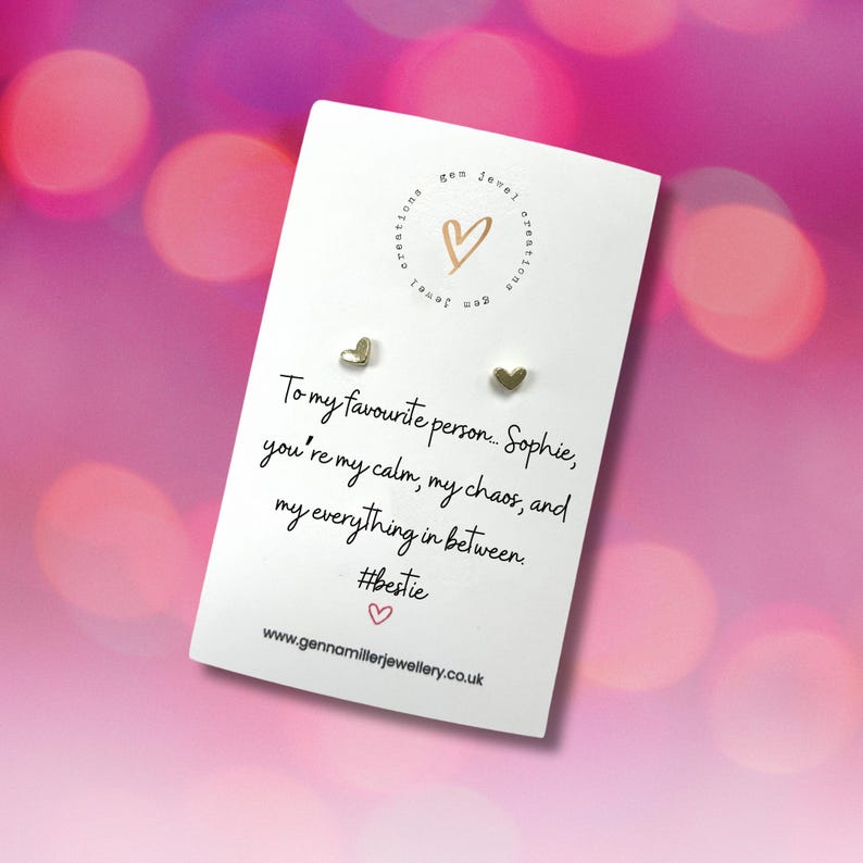 Pode incluir: Um cart&atilde;o branco com brincos de cora&ccedil;&atilde;o dourados. O cart&atilde;o tem o texto: "Para a minha pessoa favorita, Sophie, voc&ecirc; &eacute; a minha calma, o meu caos e tudo mais. #bestie". O cart&atilde;o tamb&eacute;m tem um logotipo de cora&ccedil;&atilde;o.