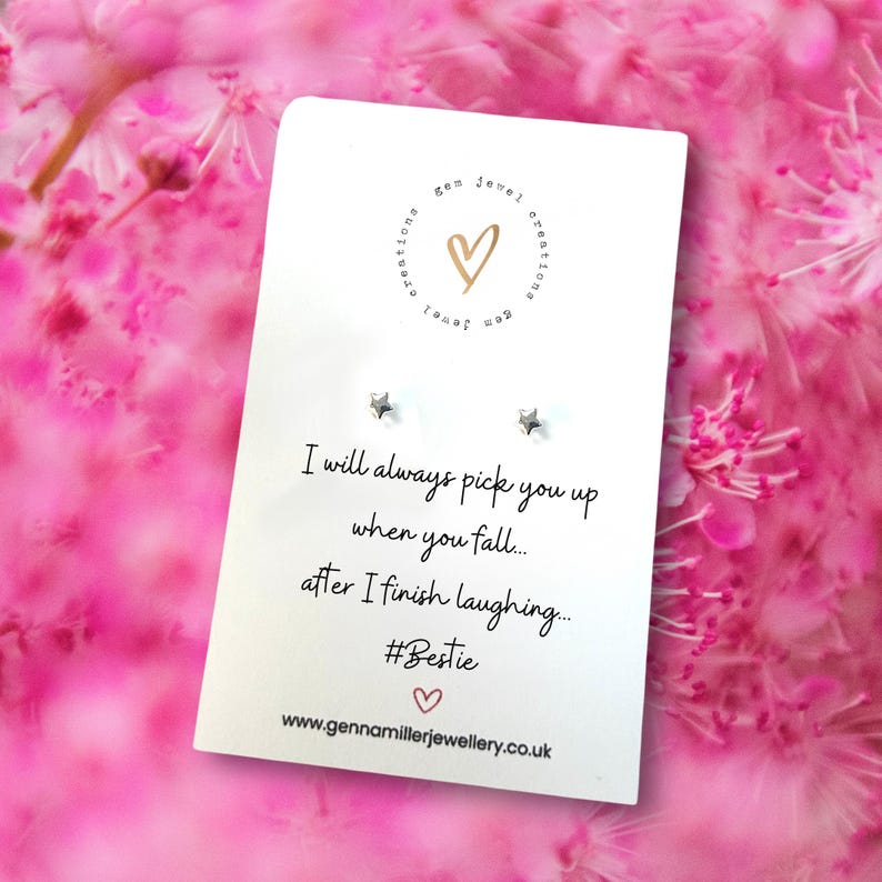 Pode incluir: Um cart&atilde;o branco com o texto "I will always pick you up when you fall... after I finish laughing... #Bestie" e dois brincos em forma de estrela. O cart&atilde;o tem um logotipo com um cora&ccedil;&atilde;o e o site gennamillerjewellery.co.uk.