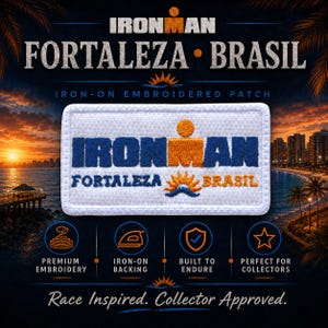 以下が含まれることがあります： 青とオレンジの文字でIRONMAN FORTALEZA BRASILと刺繍された長方形の白いワッペン。デザインには、オレンジ色の太陽と青い波のアイコンが描かれています。ワッペンは夕焼けの背景に配置され、テキストラベルが添えられています。