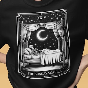 Sonntag Scaries Tarot Karte Comfort Farben Shirt, Tarot Shirt, Witchy Vibes, Skelett Shirt, Halloween Shirt, Tarot Karten, Geschenk für Sie
