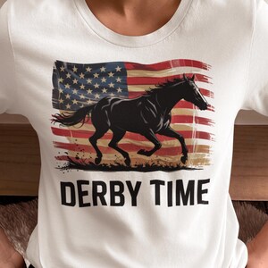 ダービーデーホースユニセックスTシャツ、愛国心あふれるTシャツ、アメリカ国旗シャツ、乗馬シャツ、競馬シャツ、ダービーシャツ、馬好きシャツ