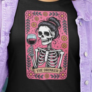 Camiseta de la Carta del Tarot "El Bebedor", Camiseta de Tarot, Camiseta de Esqueleto, Regalo para Amantes del Vino, Camiseta de Fiesta, Cartas del Tarot, Regalo para Ella, Camiseta Bonita de Vino