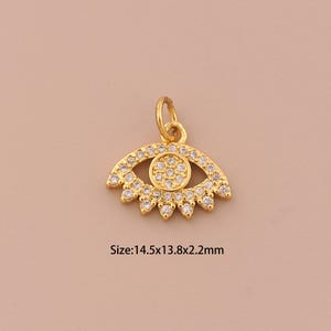 Puede incluir: Pendiente de ojo turco de oro con detalles de cristal transparente. Tamaño: 14,5x13,8x2,2mm.
