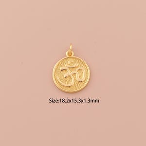 Puede incluir: Colgante de color dorado con el símbolo Om, un mantra sagrado en el hinduismo, el budismo y el jainismo. El colgante es redondo y mide 18,2 mm de diámetro. Tamaño: 18,2x15,3x1,3 mm