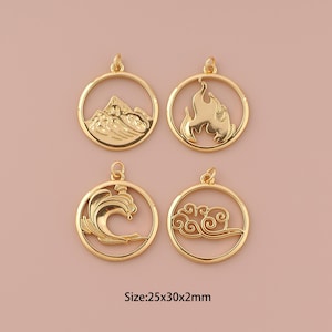 Könnte beinhalten: Vier goldfarbene Metallanhänger mit verschiedenen Designs: ein Berg mit Wellen, eine Flamme, eine Welle und eine Wolke. Jeder Anhänger ist etwa 2,5 cm x 3 cm groß und 2 mm dick. Größe: 25x30x2mm