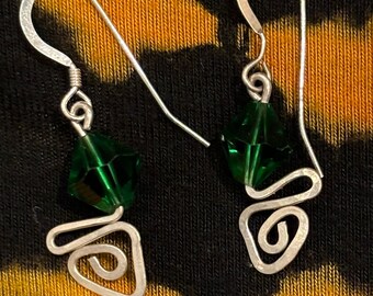 Gehämmerte Sterlingsilber Ohrringe mit Grüner Kristallperle, Geschenk für Sie, Geschenk für Frau, Einzigartiges Geschenk, Einzelstück, Handgemacht