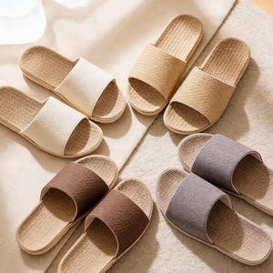 Puede incluir: Un conjunto de seis sandalias tipo chancla con puntera abierta y plantillas de tejido texturizado. El set incluye dos sandalias color crema, dos beige, dos marrón oscuro y dos grises con un sutil patrón de espiga en las bandas superiores.