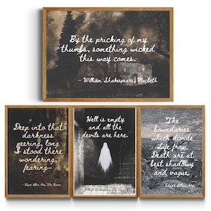 Op de afbeelding: Een set ingelijste kunstprints met citaten van William Shakespeare en Edgar Allan Poe. Het bovenste frame bevat een citaat uit Macbeth. De andere drie frames bevatten citaten uit The Raven en The Tempest, allemaal in sepia.