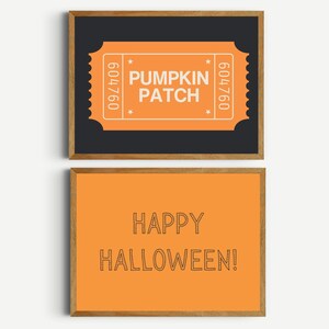 Może przedstawiać: Dwa oprawione wydruki na Halloween. Górny wydruk przedstawia wzór biletu z tekstem "PUMPKIN PATCH". Dolny wydruk zawiera tekst "HAPPY HALLOWEEN!". Oba wydruki są w drewnianych ramach.