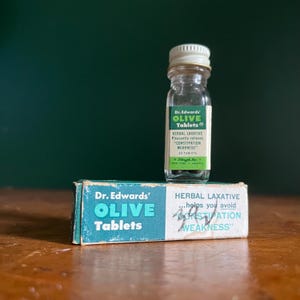 Dr. Edwards&#39; olijftabletten blik vintage medicijnglazen fles met inhoud vintage badkamerdisplay decor tv filmrekwisiet apotheek