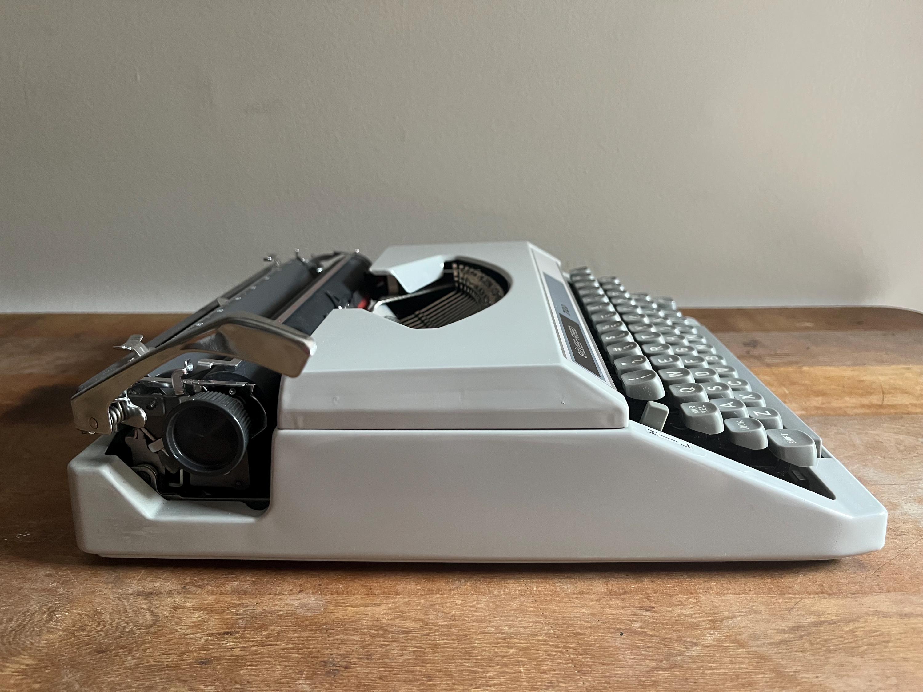 1970年代のヴィンテージ シルバーリード 720 ポータブル 手動式グレー