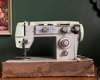 Vintage 1960er Jahre Elektrische Nähmaschine mit Tennglad Pedal.