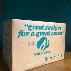 VTG des années 1980, Girl Scout, boîte à biscuits en carton, menthe fine, accessoire de film pour la télévision