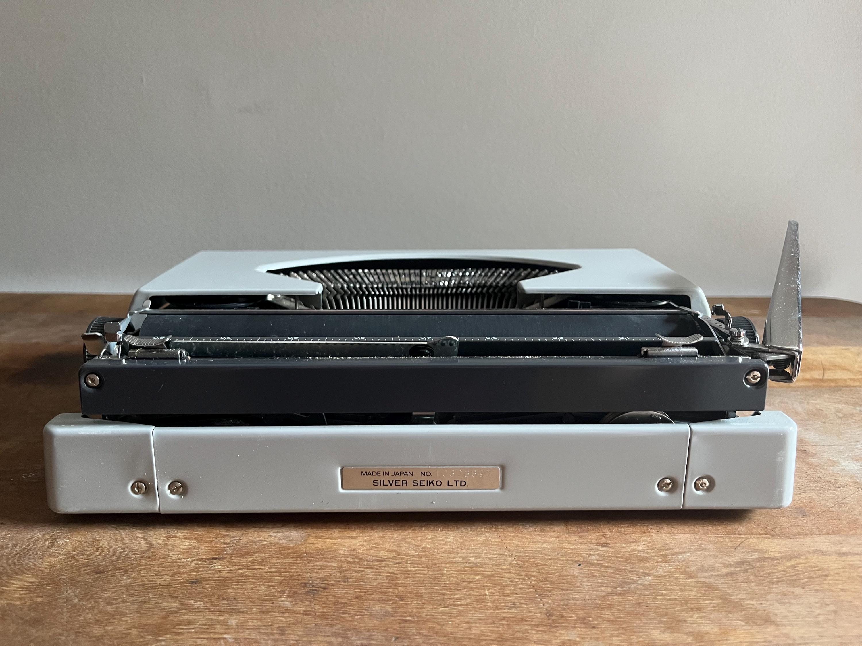 1970年代のヴィンテージ シルバーリード 720 ポータブル 手動式グレー