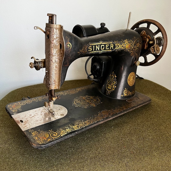 Antique 1927 Vintage Black Floral Singer Sewing Machine. Non Working. Decor  -  Hong Kong