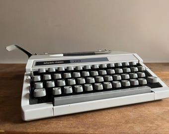 Silver Reed SR10 ポータブルタイプライター - スペイン語キーボード
