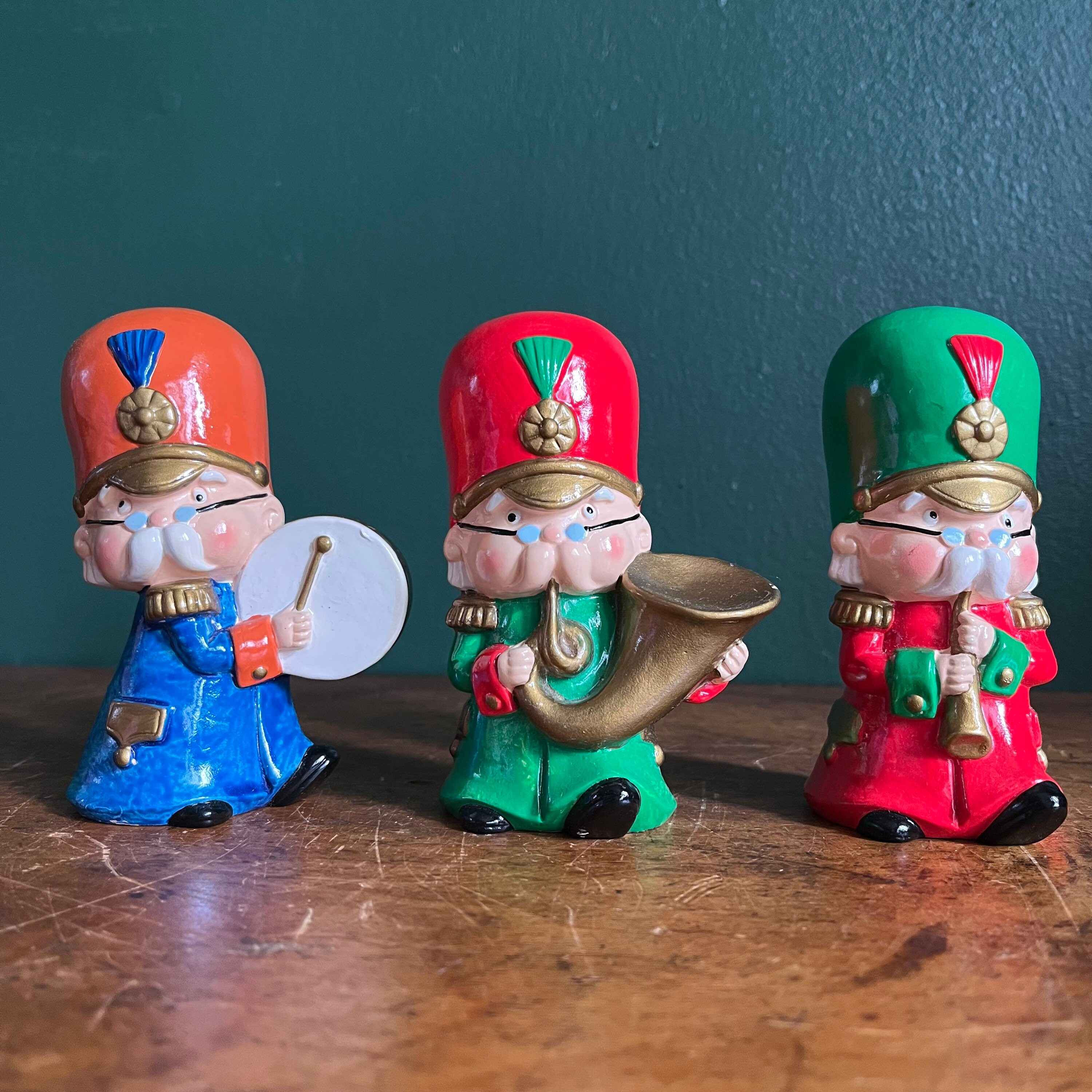 ヴィンテージ　ハンドメイドお人形 Amazon.com: TYCHEART STUDIO Wooden Hand Carved Santa Claus