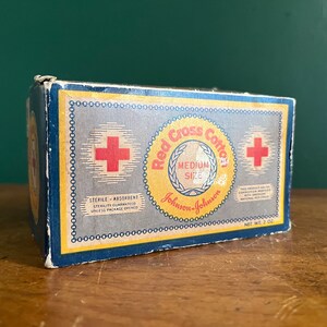 Caja de cartón original de tamaño mediano de algodón de la Cruz Roja de Johnson and Johnson vintage, caja de cartón, década de 1950, para baño, medicina y farmacia