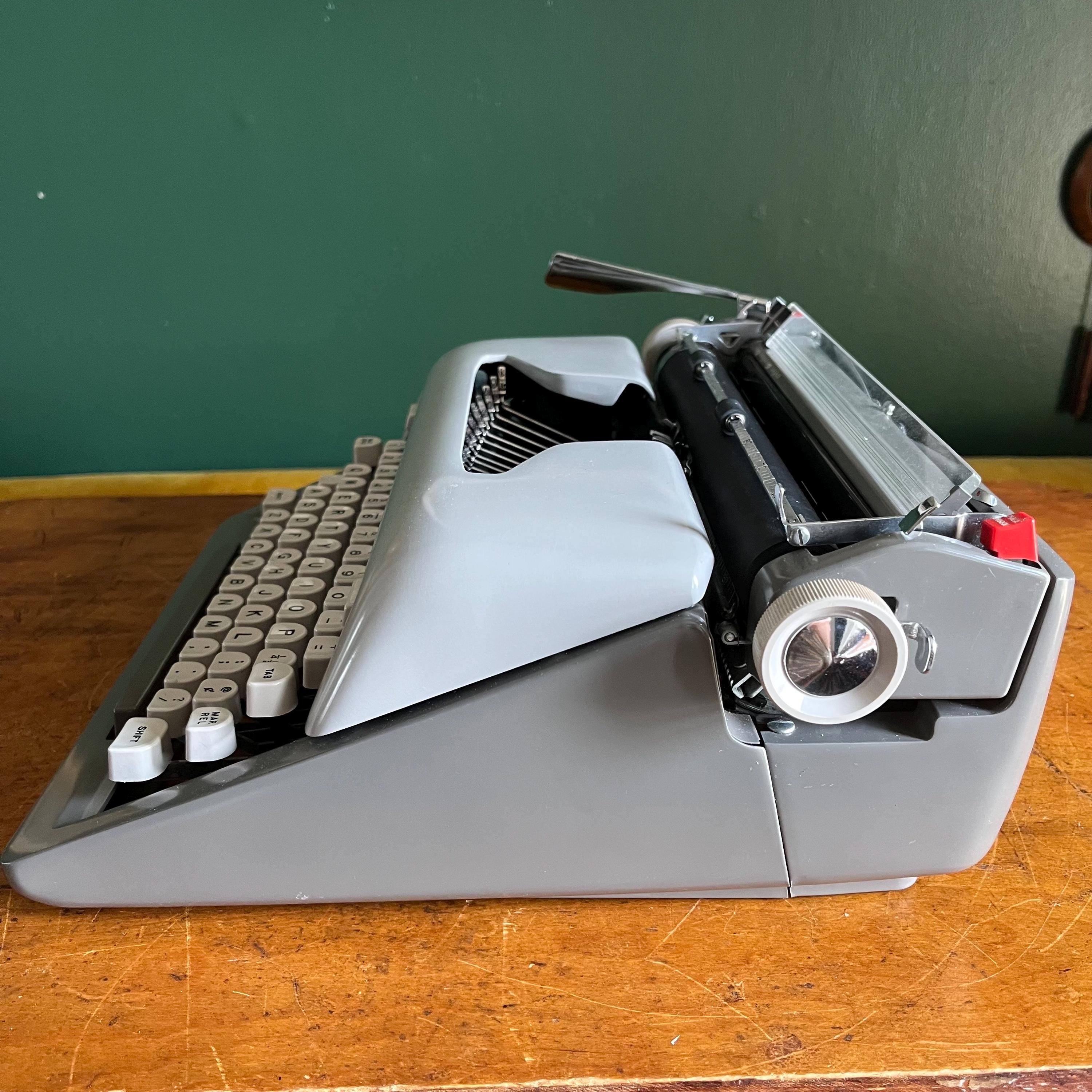 1960年代のヴィンテージ Royal Futura 800 ポータブル手動タイプ