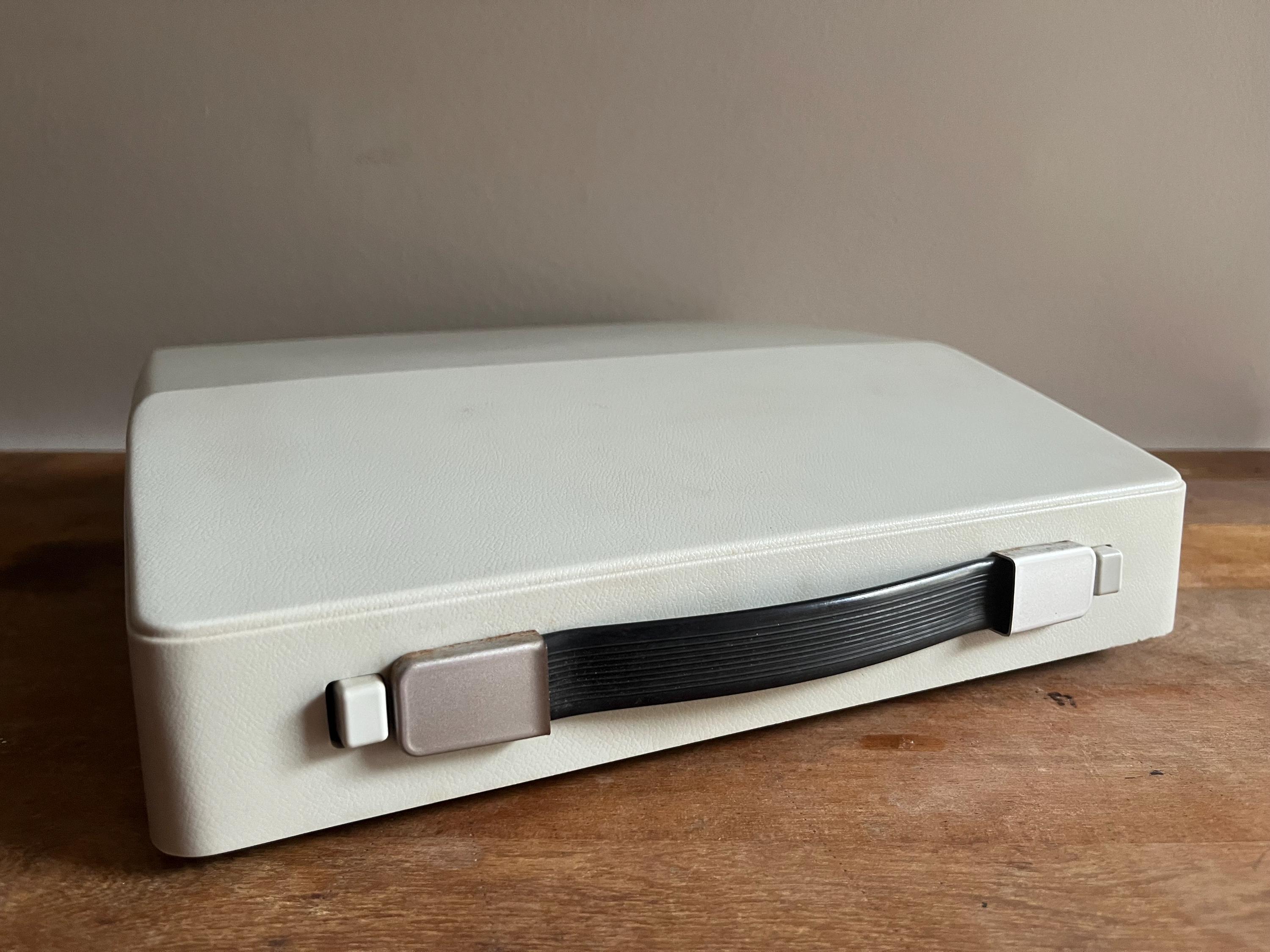 1970年代のヴィンテージ シルバーリード 720 ポータブル 手動式グレー 