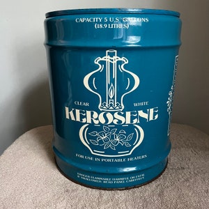 Vintage kerosineblikje van 5 gallon retro graphics blauwgroen witte letters