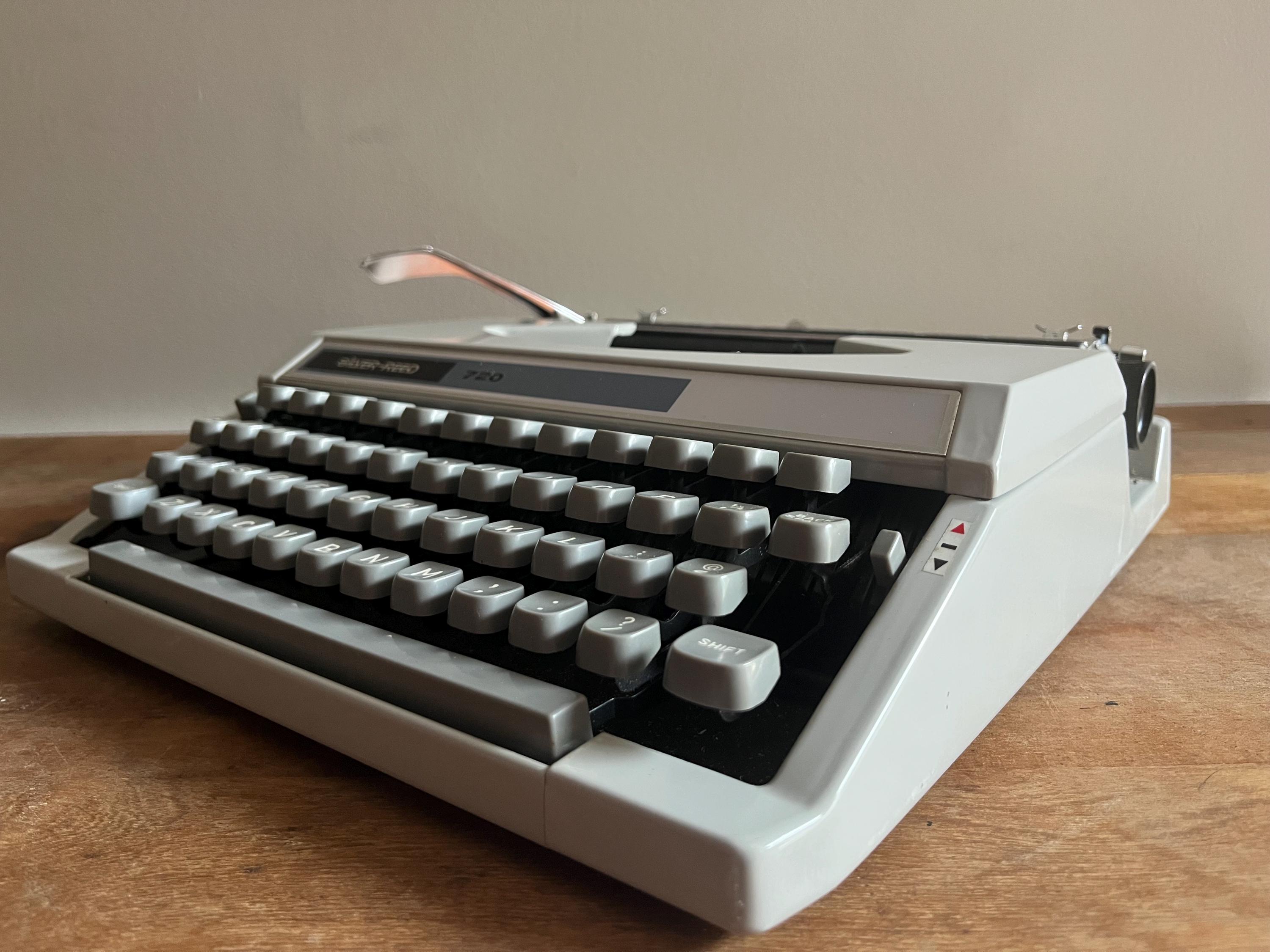1970年代のヴィンテージ シルバーリード 720 ポータブル 手動式グレー 